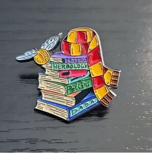 Harry Potter Hogwarts School Gryffindor Scarf & School‎ Books Snitch Enamel Pin